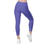 Legging de sport pour femme taille haute avec double poche de couleur violet. Coupe taille haute pour un effet sculptant et un maintien optimal. Photo porté du produit de derrière.