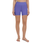 Short de sport pour femme en Lyocell Tencel et élasthanne, couleur violet profond, effet legging seconde peau. Taille haute élastique et ajustée, avec une longueur idéale pour le maintien et la performance. Photo du produit porté de face