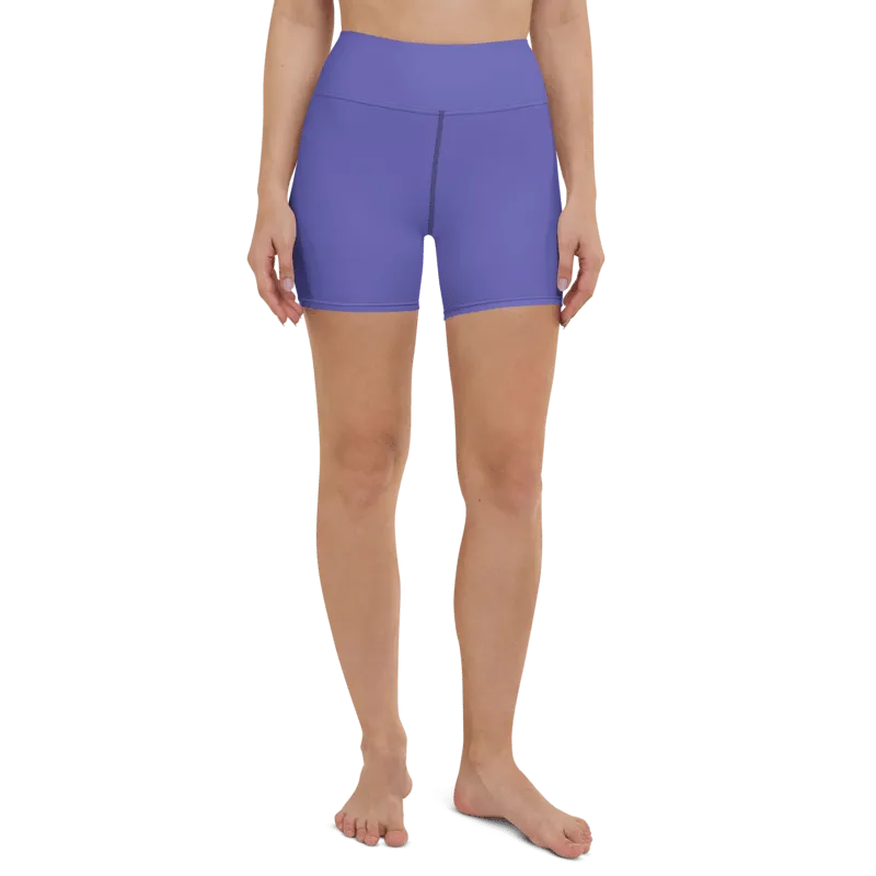 Short de sport pour femme en Lyocell Tencel et élasthanne, couleur violet profond, effet legging seconde peau. Taille haute élastique et ajustée, avec une longueur idéale pour le maintien et la performance. Photo du produit porté de face