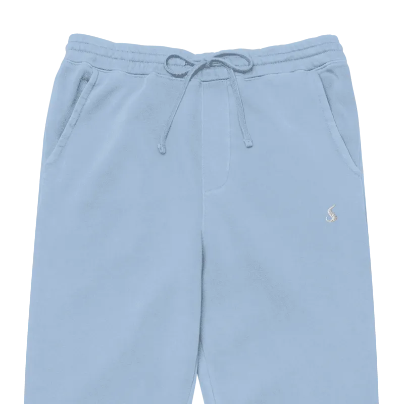 Jogging de sport pour femme en PET recyclé et modal, de couleur bleu clair, avec un élastique resserrant à la taille et aux chevilles. Ce jogging a une coupe décontractée. Photo du produit rapproché pour voir le logo et la taille.