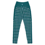 Legging de sport pour femme taille haute avec double poche de couleur vert sapin avec des motifs à cœur rose. Coupe taille haute pour un effet sculptant et un maintien optimal. Photo du produit de derrière.