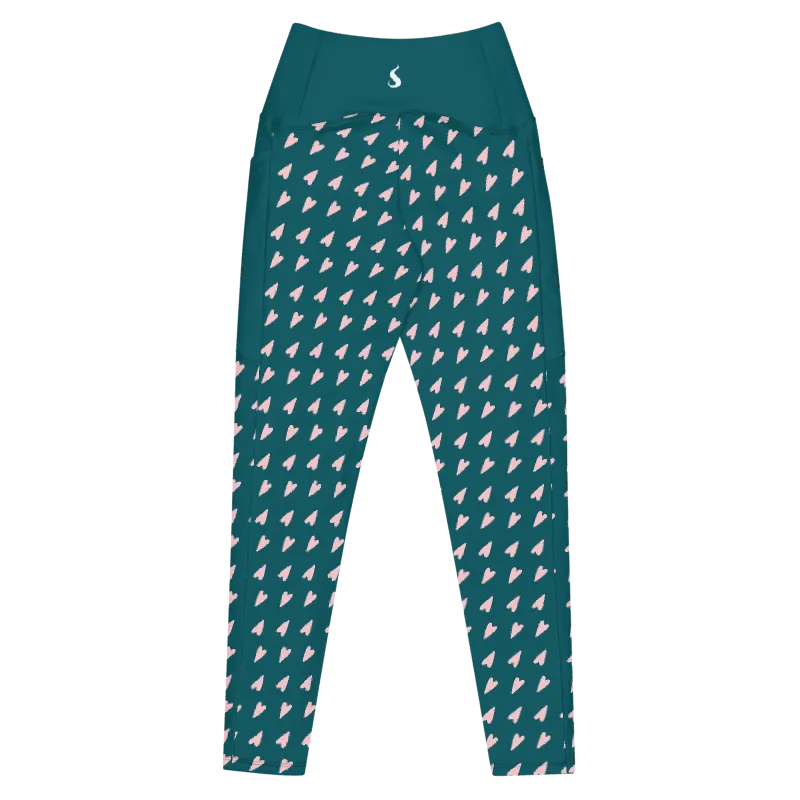 Legging de sport pour femme taille haute avec double poche de couleur vert sapin avec des motifs à cœur rose. Coupe taille haute pour un effet sculptant et un maintien optimal. Photo du produit de derrière.
