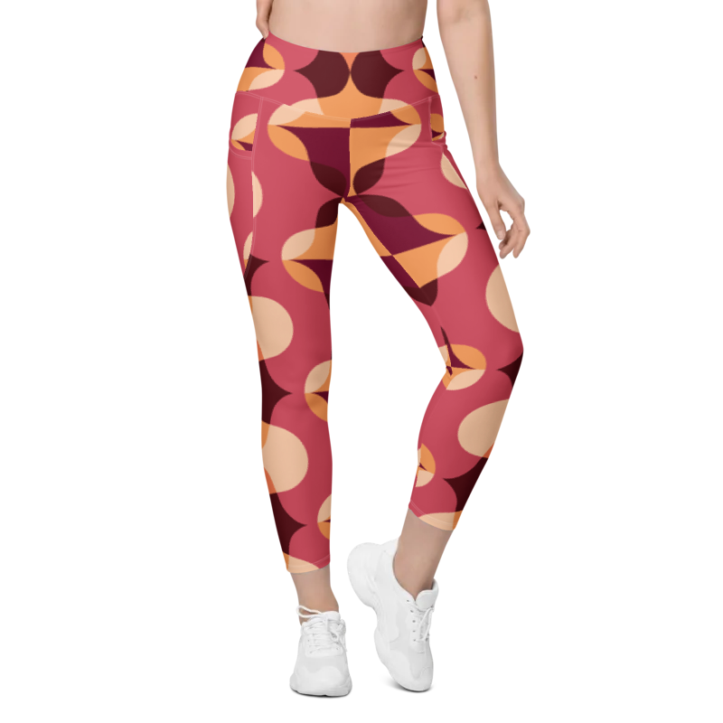 Legging de sport pour femme taille haute avec double poche à motif rétro avec des formes géométriques de couleur rose, bordeaux et orange. Coupe taille haute pour un effet sculptant et un maintien optimal. Photo du produit porté de devant.