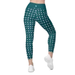Legging de sport pour femme taille haute avec double poche de couleur vert sapin avec des motifs à cœur rose. Coupe taille haute pour un effet sculptant et un maintien optimal. Photo du produit porté de derrière.