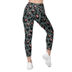 Legging de sport pour femme taille haute avec double poche de couleur vert kiki avec un motif léopard rose et noir. Coupe taille haute pour un effet sculptant et un maintien optimal. Photo du produit porté de dos.