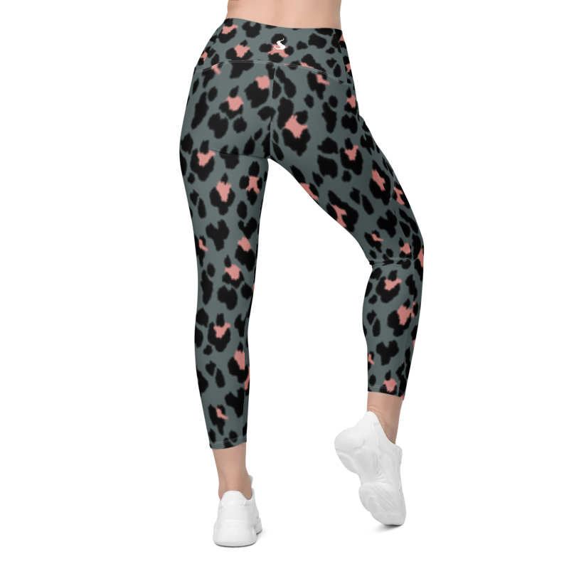 Legging de sport pour femme taille haute avec double poche de couleur vert kiki avec un motif léopard rose et noir. Coupe taille haute pour un effet sculptant et un maintien optimal. Photo du produit porté de dos.