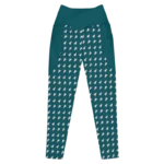 Legging de sport pour femme taille haute avec double poche de couleur vert sapin avec des motifs à cœur rose. Coupe taille haute pour un effet sculptant et un maintien optimal. Photo du produit de devant.