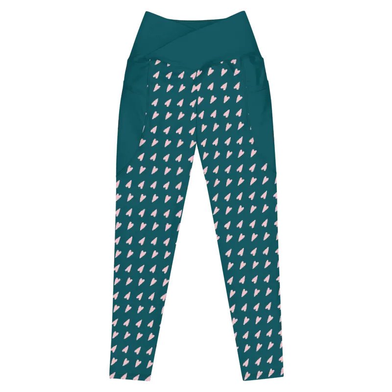 Legging de sport pour femme taille haute avec double poche de couleur vert sapin avec des motifs à cœur rose. Coupe taille haute pour un effet sculptant et un maintien optimal. Photo du produit de devant.