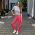femme portant un legging rose avec une main sur la hanche