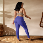 femme portant un legging violet de dos