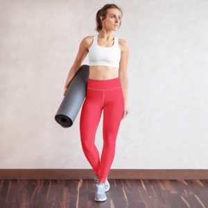 femme avec un tapis de sport sous le bras en legging rose
