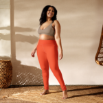 femme portant un legging orange de face