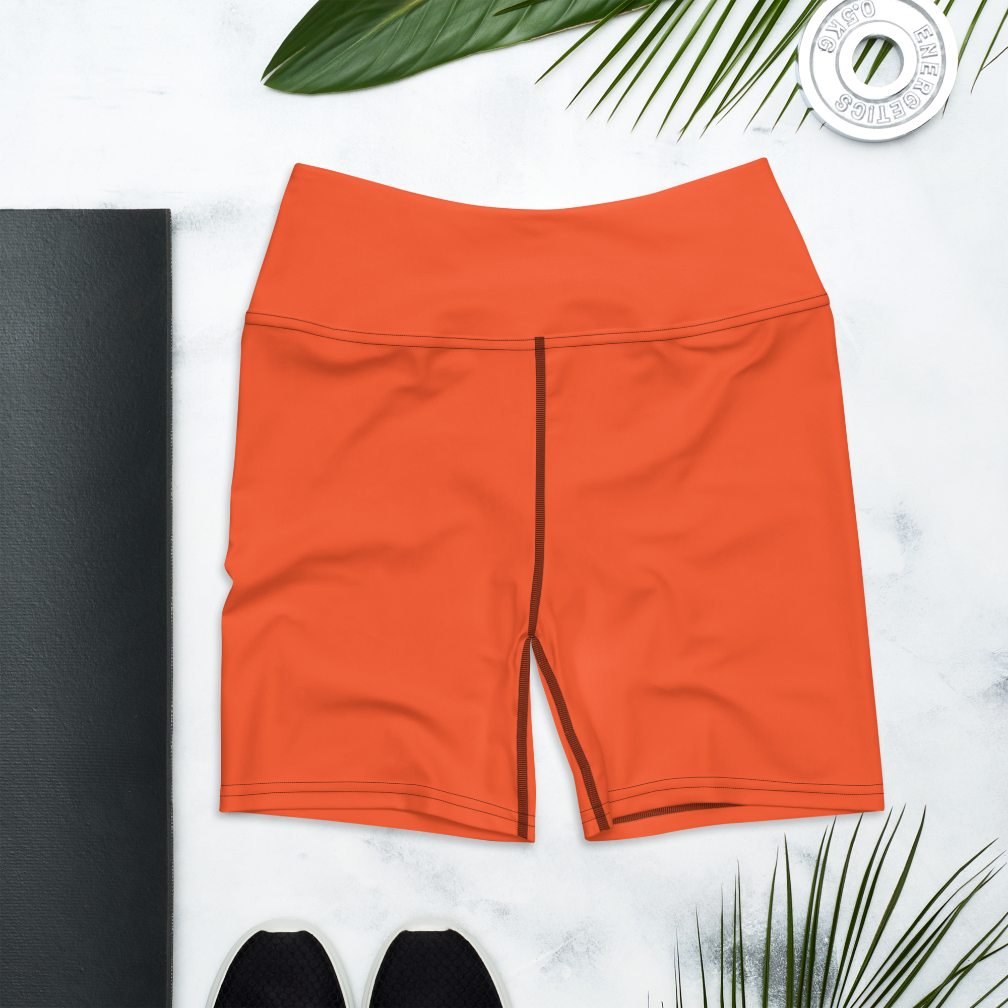 aperçu du short orange à plat avec accessoires de sport