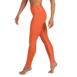 Legging de sport pour femme orange en nylon Éconyl, tissu léger sans couture, effet seconde peau pour un confort optimal. Photo porté du produit de côté.