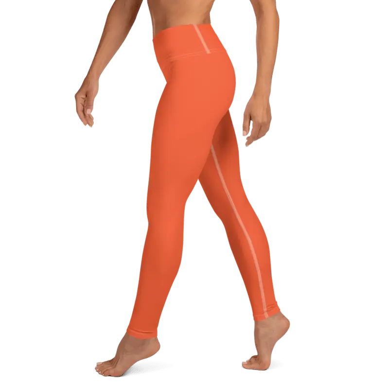 Legging de sport pour femme orange en nylon Éconyl, tissu léger sans couture, effet seconde peau pour un confort optimal. Photo porté du produit de côté.