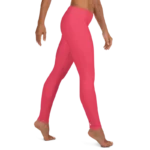 Legging de sport pour femme, effet seconde peau, de couleur rouge clair tirant vers le rose. Taille basse avec un élastique léger à la taille pour un maintien confortable sans compression. La photo montre le legging porté de profil.