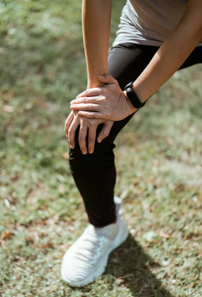 vue sur la jambe d'une femme et son pied pendant une séance de sport