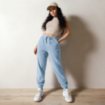 une femme portant un jogging bleu ciel avec une main dans la poche
