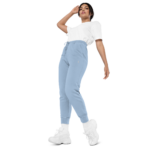 une femme portant un jogging bleu ciel