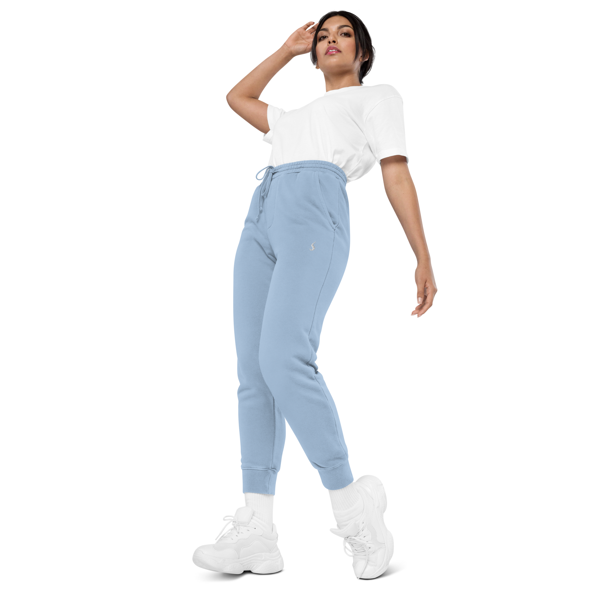 une femme portant un jogging bleu ciel