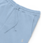 zoom sur l'avant du haut du jogging bleu ciel