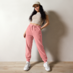 une femme portant un jogging rose avec une main dans la poche