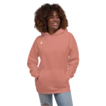 Mannequin portant un sweat couleur rose pêche, elle a les mains dans les poches.