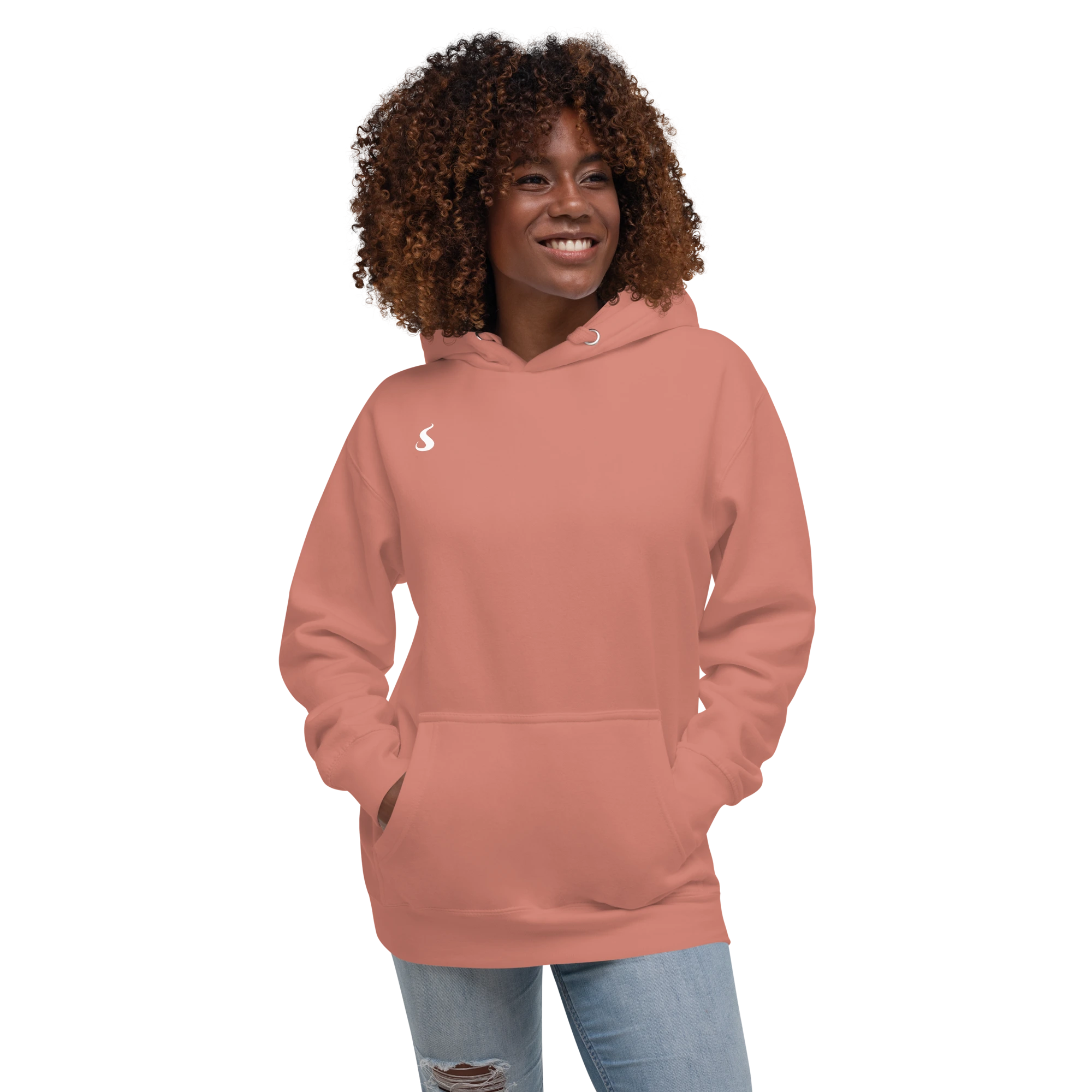 Mannequin portant un sweat couleur rose pêche, elle a les mains dans les poches.