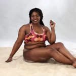 Photo d'une mannequin portant une brassière avec un motif rétro. La mannequin assise sur le sol
