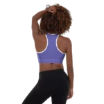 Brassière de sport Sweat Hold Up en nylon Econyl, douce et respirante, avec dos nageur pour un maintien léger. Disponible en rose, violet et orange. Photo de dos du produit porté par le mannequin.