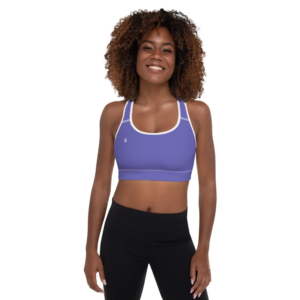 Brassière de sport Sweat Hold Up en nylon Econyl, douce et respirante, avec dos nageur pour un maintien léger. Disponible en rose, violet et orange. Photo porté de face par le mannequin