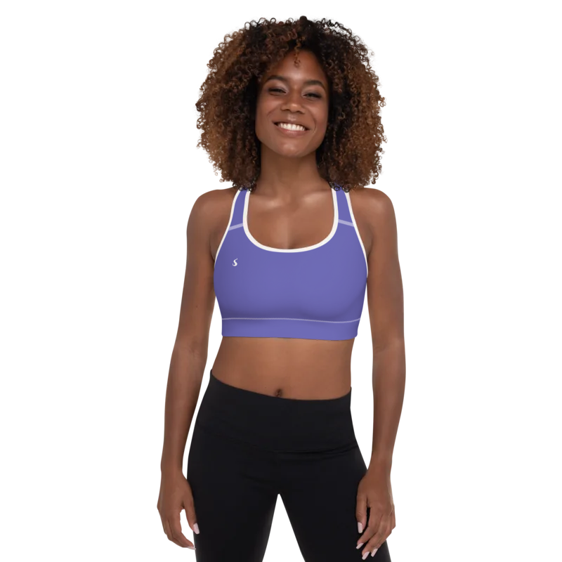 Brassière de sport Sweat Hold Up en nylon Econyl, douce et respirante, avec dos nageur pour un maintien léger. Disponible en rose, violet et orange. Photo porté de face par le mannequin