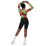 Crop top de sport Hot Focus à manches longues, motif géométrique au couleur vert d'eau, brun, rouge et orange, conçu pour allier confort et style lors des entraînements. Photo porté par le mannequin de dos.