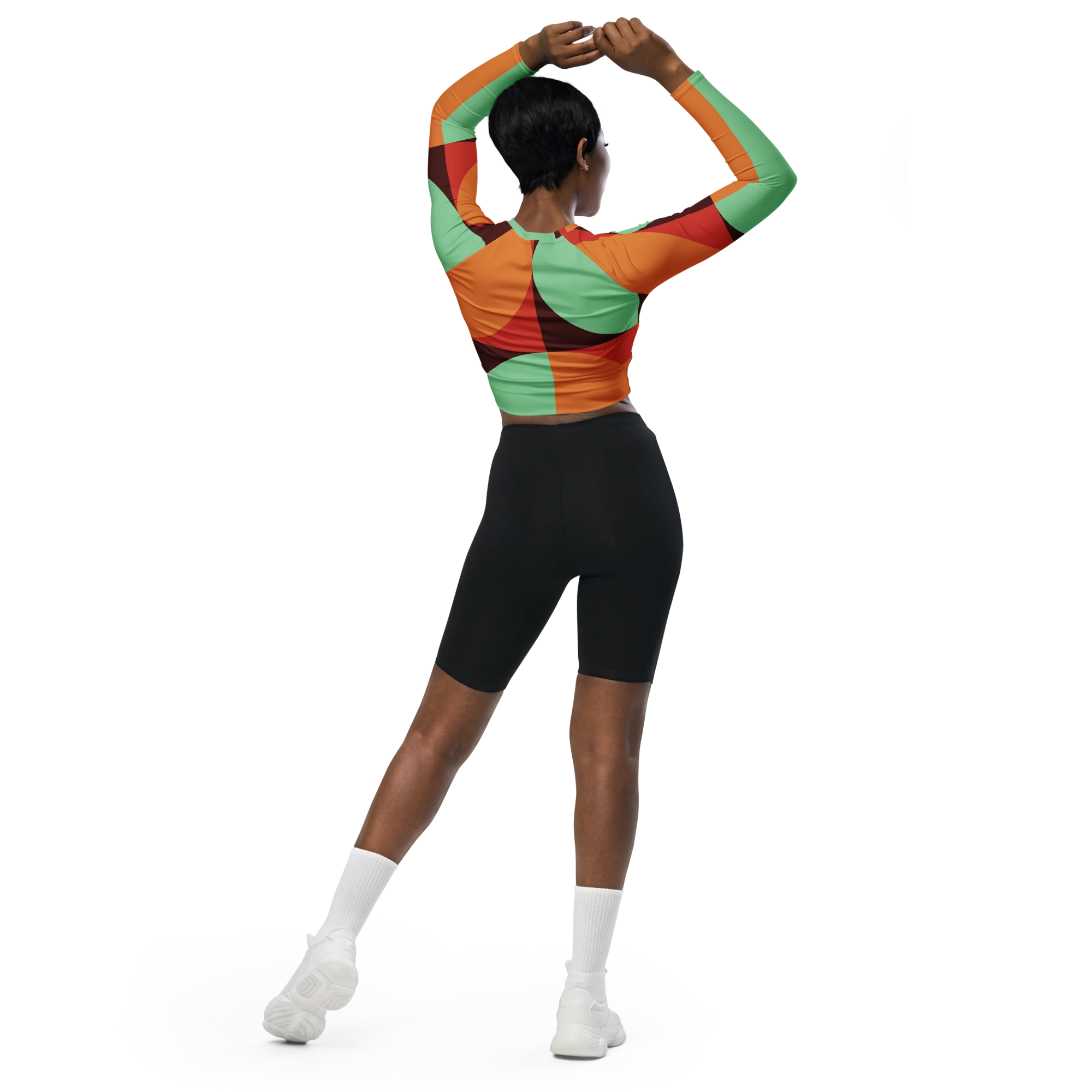 Crop top de sport Hot Focus à manches longues, motif géométrique au couleur vert d'eau, brun, rouge et orange, conçu pour allier confort et style lors des entraînements. Photo porté par le mannequin de dos.