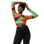Crop top de sport Hot Focus à manches longues, motif géométrique au couleur vert d'eau, brun, rouge et orange, conçu pour allier confort et style lors des entraînements. Photo porté par le mannequin de face.