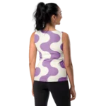 Débardeur de sport pour femme à motif "effet vague" violet et blanc. le débardeur a des emmanchure larges pour un confort maximale et une liberté de mouvement. Le produit est montré porté par le mannequin de dos.