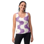 Débardeur de sport pour femme à motif "effet vague" violet et blanc. le débardeur a des emmanchure larges pour un confort maximale et une liberté de mouvement. Le produit est montré porté sur le mannequin de face