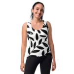Débardeur de sport pour femme à motif feuillage noir sur un fond blanc. Le débardeur a des emmanchure larges pour un confort maximale et une liberté de mouvement. Le produit est présenté de face par un mannequin.