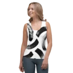 Débardeur de sport pour femme à motif "effet coups de pinceau noir sur un fond blanc. Le débardeur a des emmanchure larges pour un confort maximale et une liberté de mouvement. Le produit est présenté de face et porté par un mannequin.