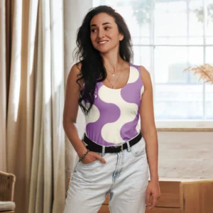Débardeur de sport pour femme à motif "effet vague" violet et blanc. le débardeur a des emmanchure larges pour un confort maximale et une liberté de mouvement. Le mannequin le porte de face.