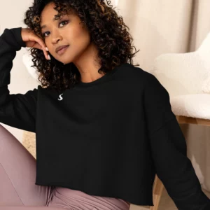 Mannequin portant un sweat crop top noir oversize en coton bio et Lyocell Tencel, ultra-doux et respirant.