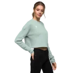 Sweat vert porté par un mannequina vue de côté.