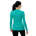 T-shirt manche longue Energy Flow de couleur bleu turquoise en matière lyocell tencel et modal. La photo montre le t-shirt porté de dos par un mannequin.