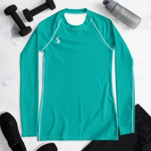 T-shirt manche longue Energy Flow de couleur bleu turquoise en matière lyocell tencel et modal. La photo montre le t-shirt de face dans un décor sportif avec des poids et une gourde pour présenter le produit.