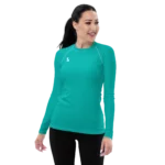T-shirt manche longue Energy Flow de couleur bleu turquoise en matière lyocell tencel et modal. La photo montre le t-shirt porté de face par un mannequin.