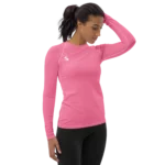 T-shirt manche longue Energy Flow de couleur rose en matière lyocell tencel et modal. La photo montre le t-shirt de face porté par le mannequin.