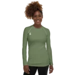 T-shirt manche longue Energy Flow de couleur kaki en matière lyocell tencel et modal. La photo montre le t-shirt porté par un mannequin de face.