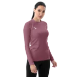 T-shirt manche longue Energy Flow de couleur taupe/violet en matière lyocell tencel et modal. La photo montre le t-shirt de face porté par un mannequin.