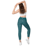 femme portant un legging vert à motifs roses de dos