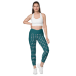 femme portant un legging vert à motifs roses de face